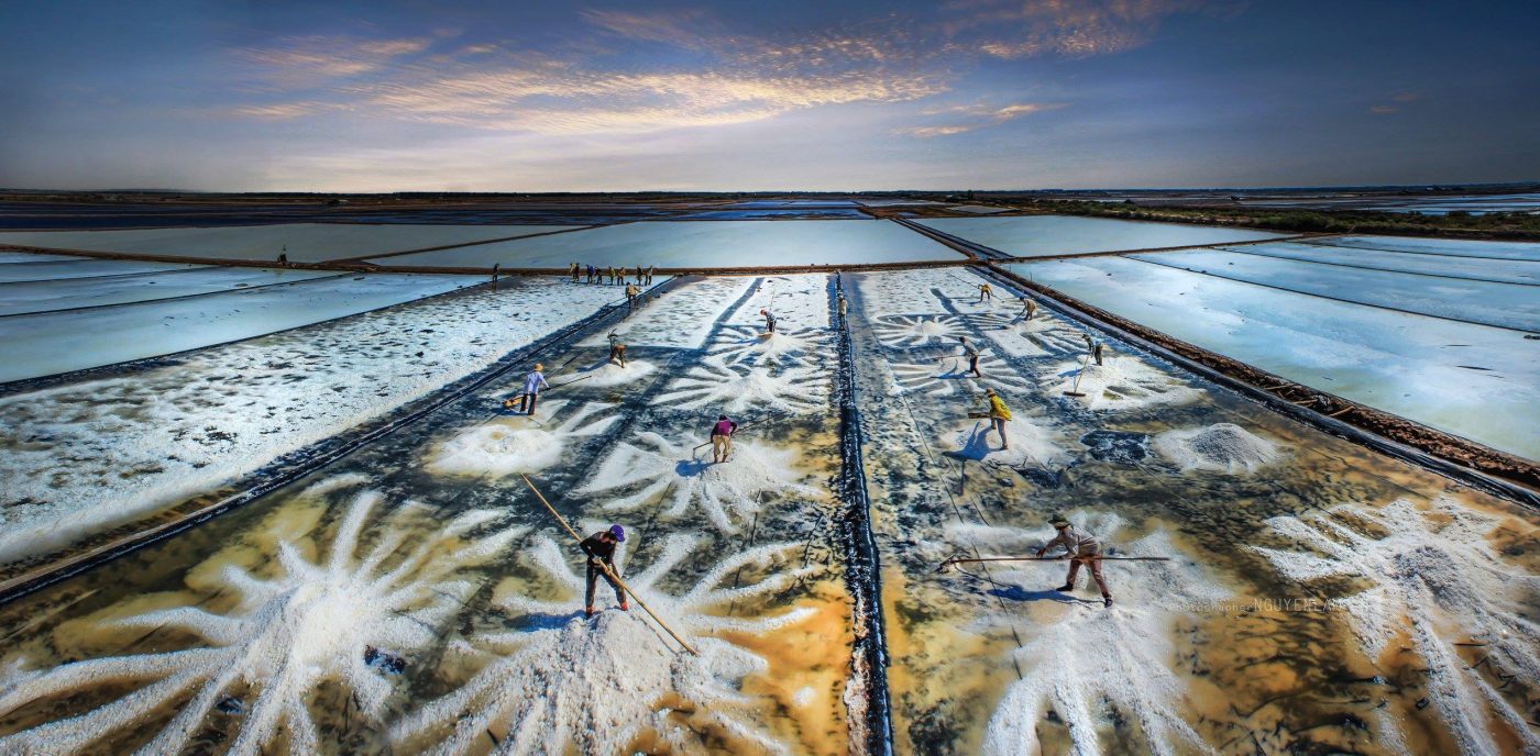 Cánh đồng muối trù phú ven biển – một địa danh du lịch Bạc Liêu ấn tượng