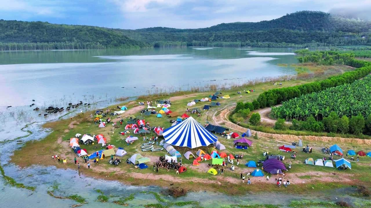 Hồ Dấu Tiếng thu hút nhiều du khách dịp cuối tuần